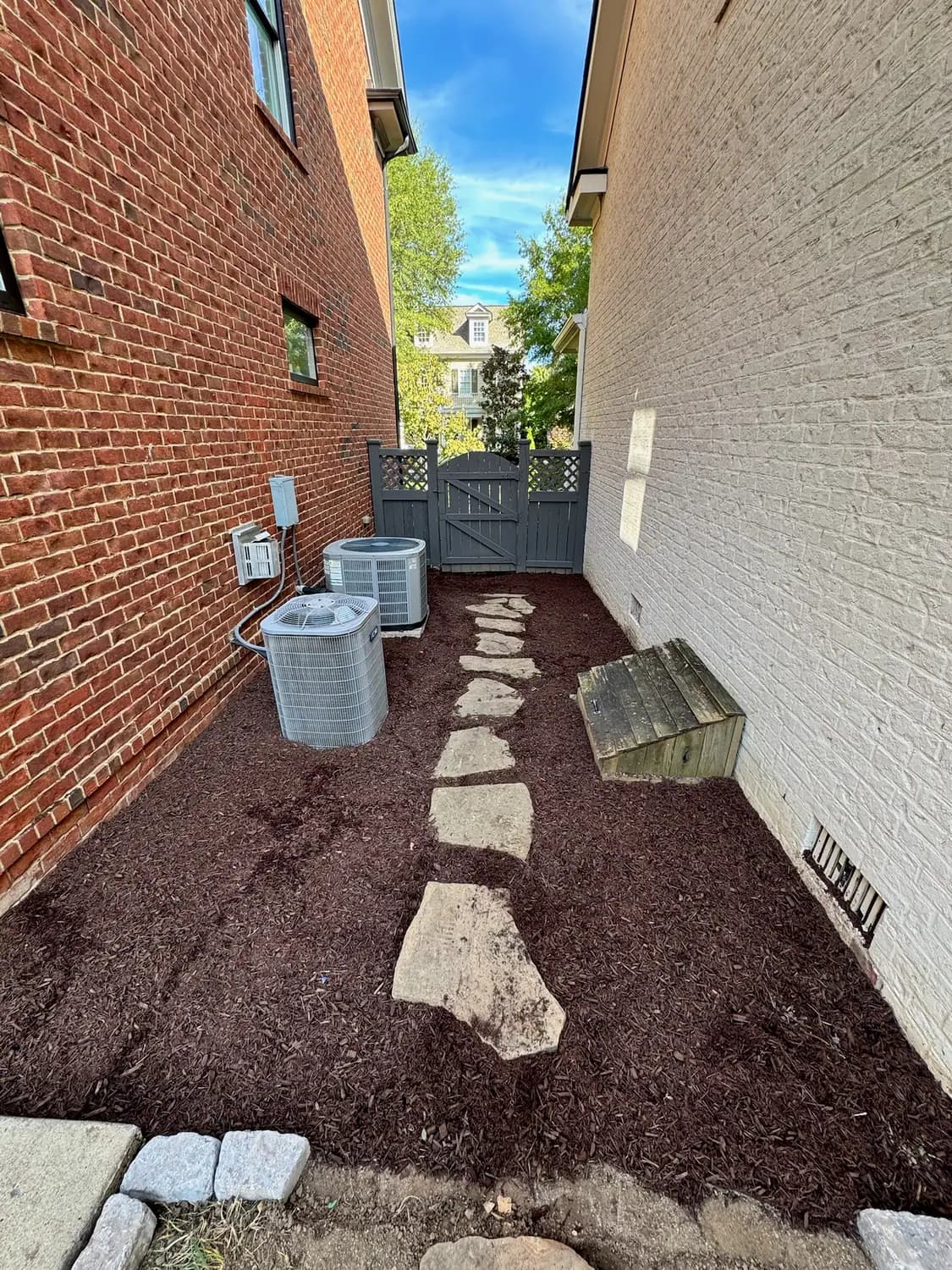 Side yard stepping stone path set in mulch
